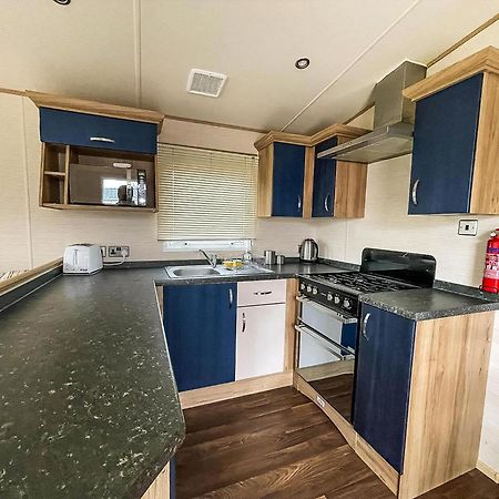 Hotel Lovely 6 Berth Caravan With Decking And Wifi In Kent, Ref 47017C Whitstable Zewnętrze zdjęcie