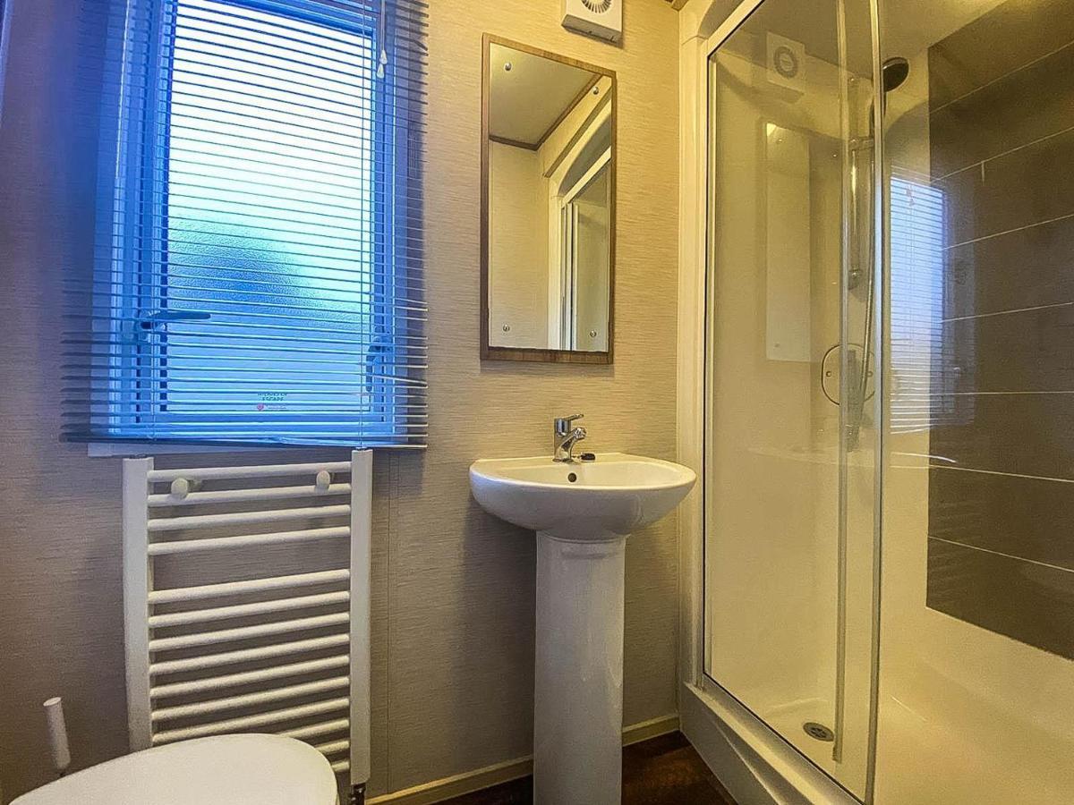 Hotel Lovely 6 Berth Caravan With Decking And Wifi In Kent, Ref 47017C Whitstable Zewnętrze zdjęcie