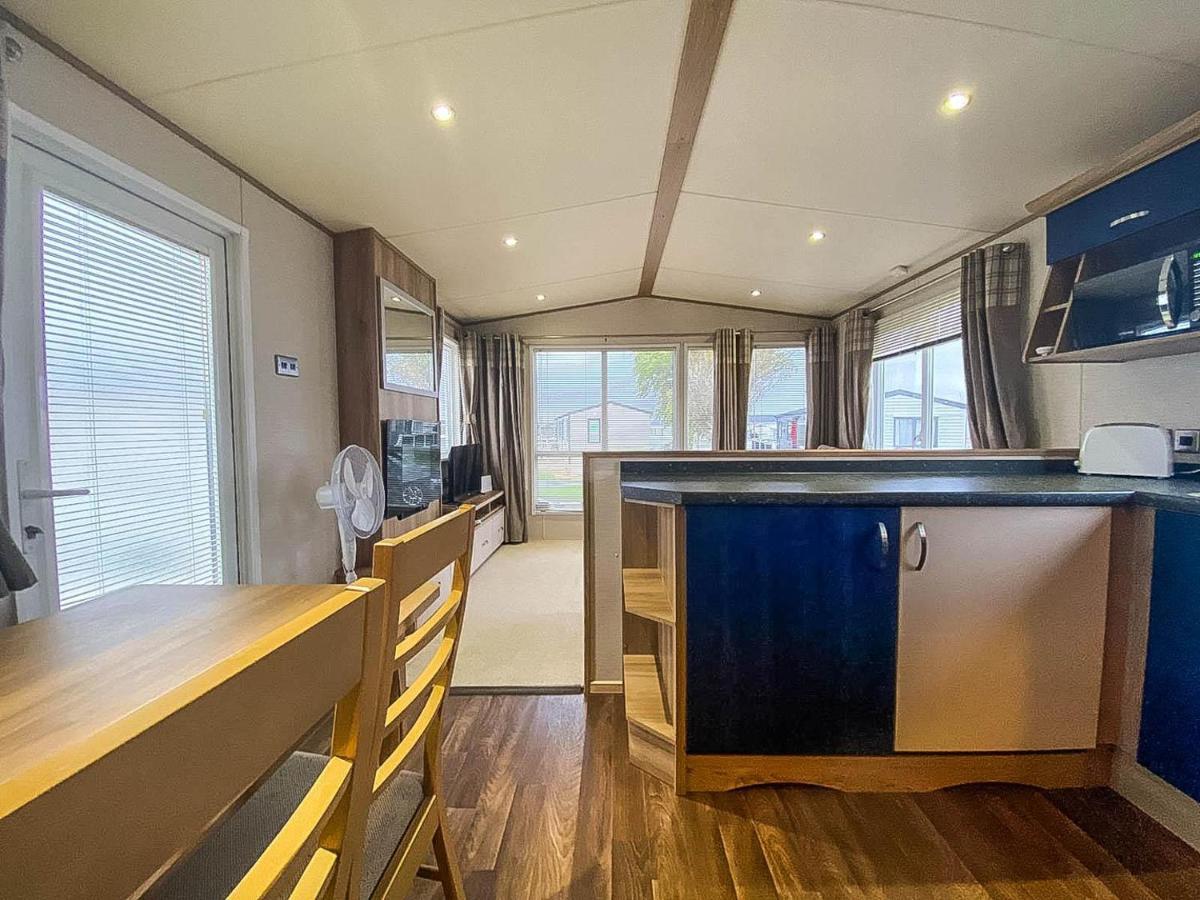 Hotel Lovely 6 Berth Caravan With Decking And Wifi In Kent, Ref 47017C Whitstable Zewnętrze zdjęcie