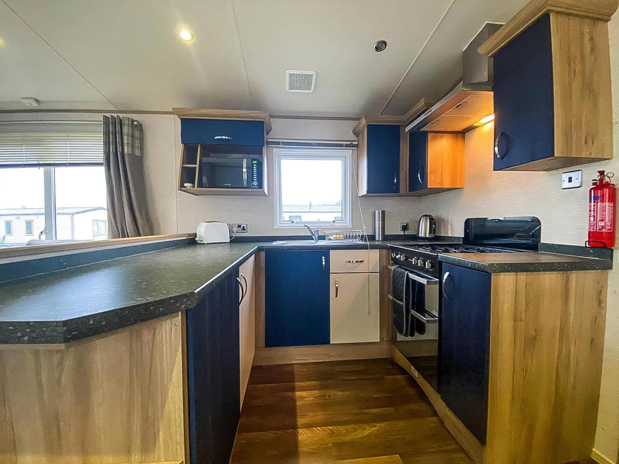 Hotel Lovely 6 Berth Caravan With Decking And Wifi In Kent, Ref 47017C Whitstable Zewnętrze zdjęcie