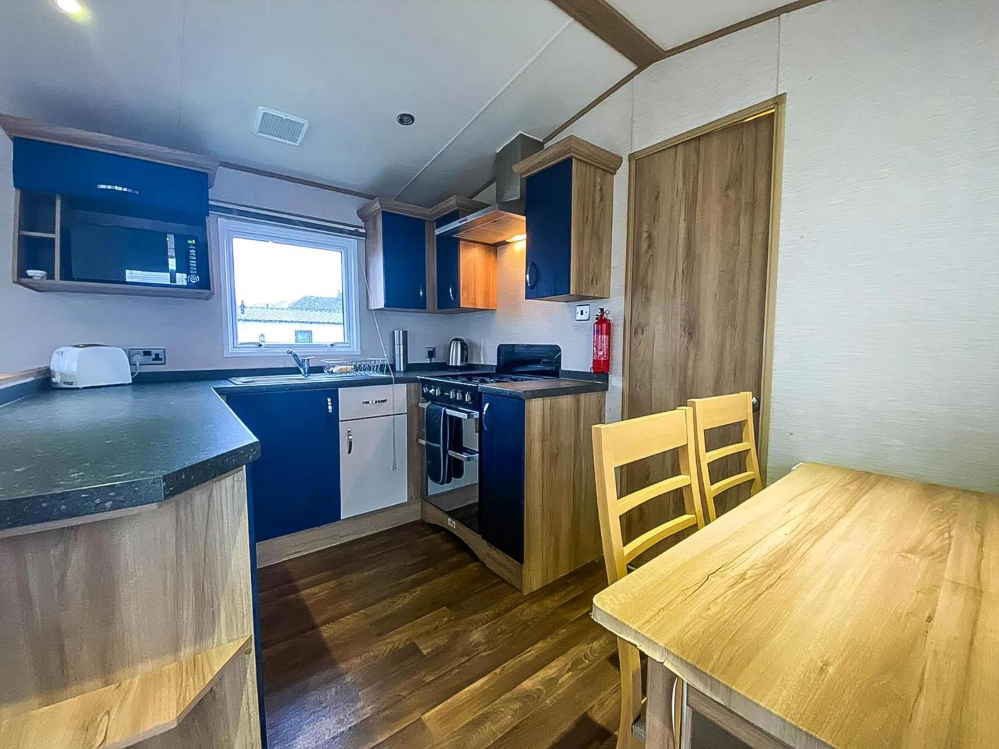 Hotel Lovely 6 Berth Caravan With Decking And Wifi In Kent, Ref 47017C Whitstable Zewnętrze zdjęcie