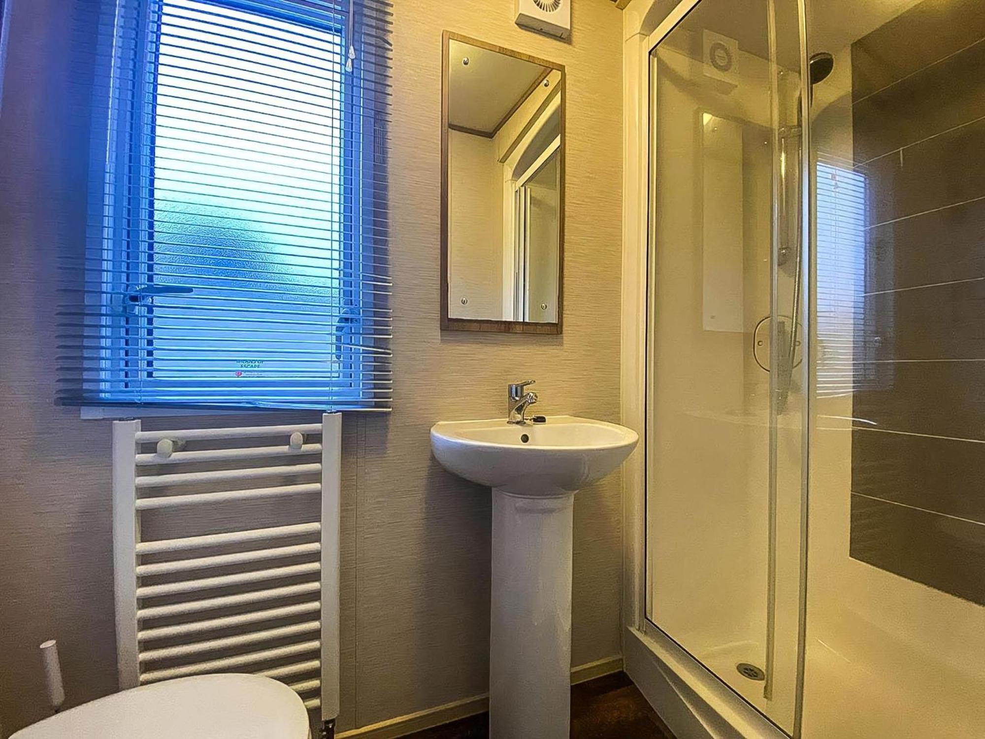 Hotel Lovely 6 Berth Caravan With Decking And Wifi In Kent, Ref 47017C Whitstable Zewnętrze zdjęcie