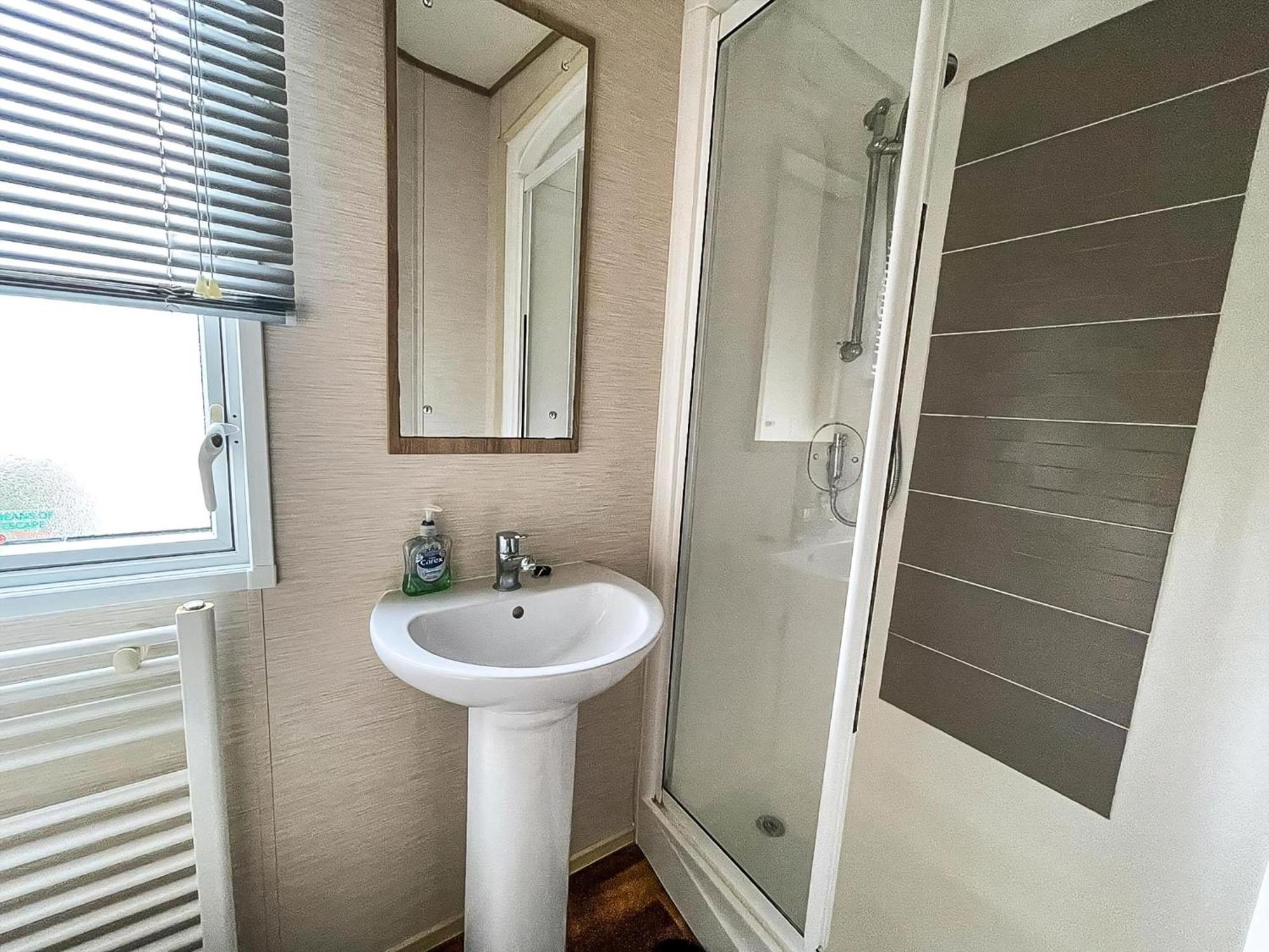 Hotel Lovely 6 Berth Caravan With Decking And Wifi In Kent, Ref 47017C Whitstable Zewnętrze zdjęcie